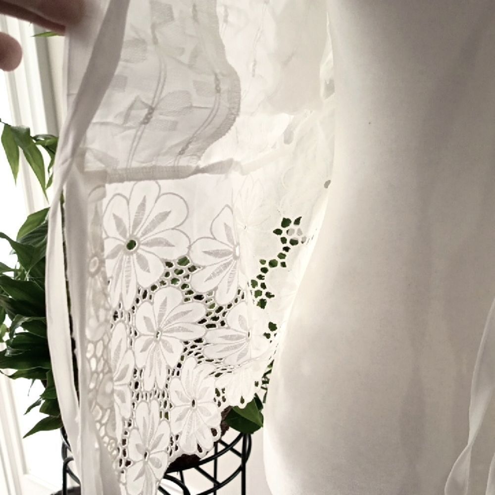 Chic White Floral Lace Blouse - Picture 8 of 13
